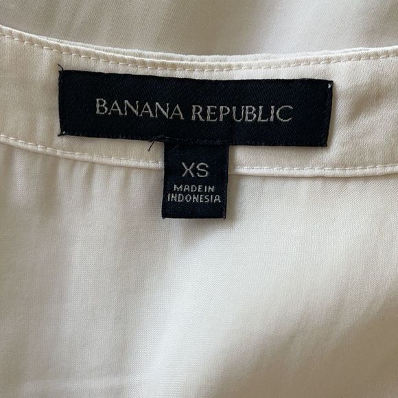 Banana Republic Cream V Neck Silky Tank. XS - Picture 5 of 6